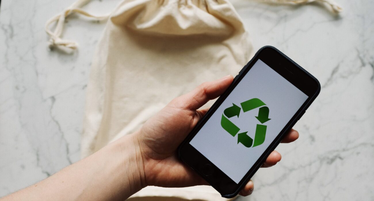 Free Faceless person showing recycle symbol on mobile phone screen Stock Photo